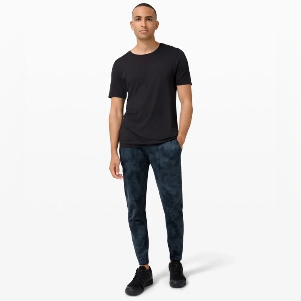 Lululemon Men’s Textured Tech Pants in Diamond Dye Iron Blue True Navy, Size XS